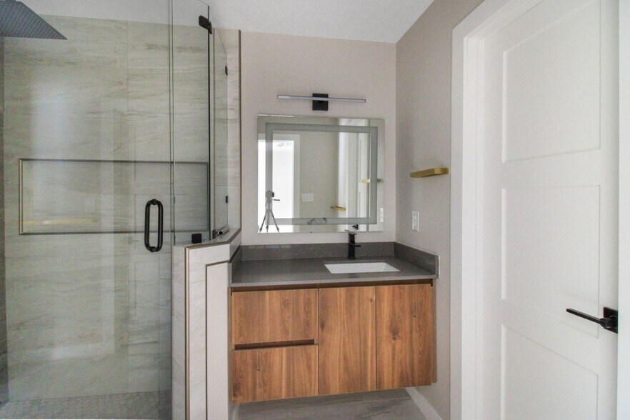 Building Photo - 2229 Corales St