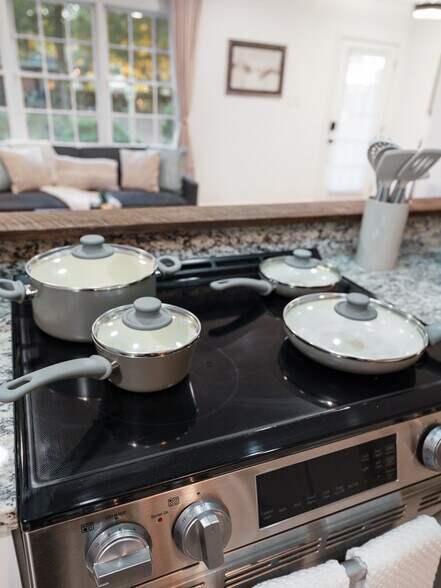 Building Photo - 1464 E 41st St