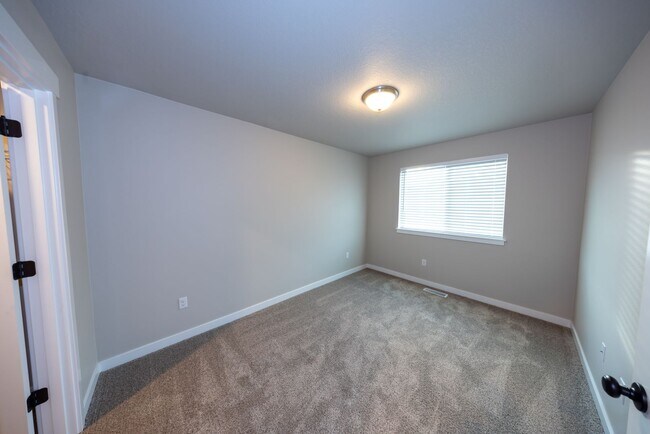 Building Photo - Brand New! - 3 Bedroom Townhome in Vancouv...