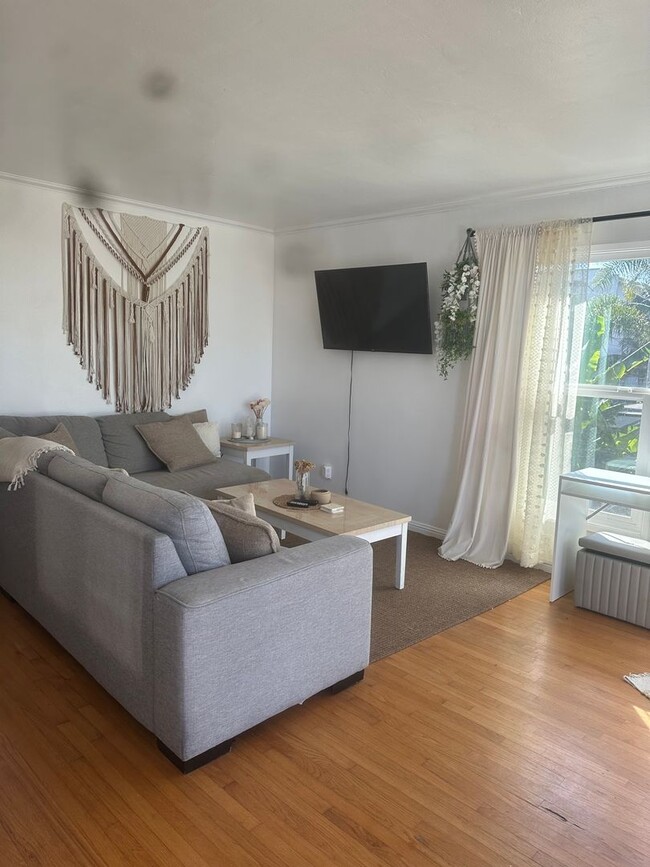 Building Photo - 947 1/2-731-32 Beryl St