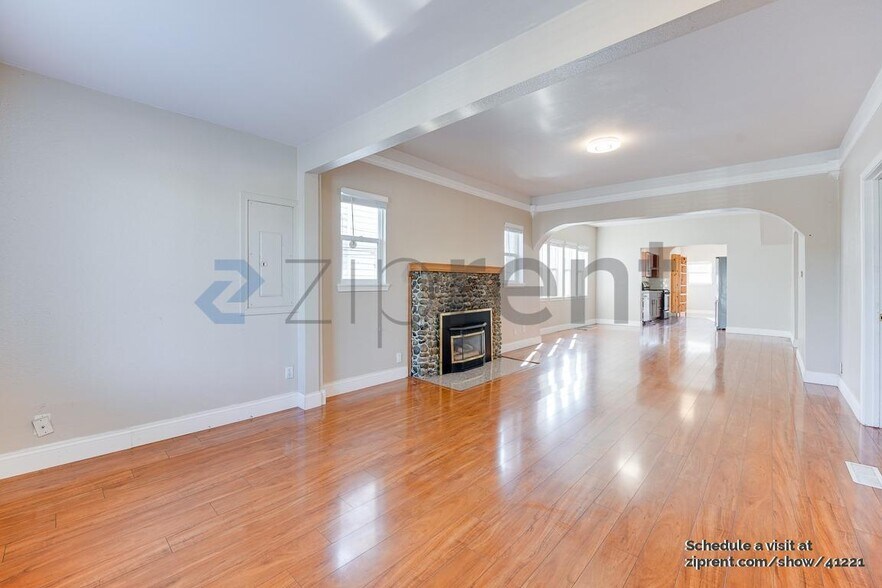 Building Photo - 4321 5th Ave NE