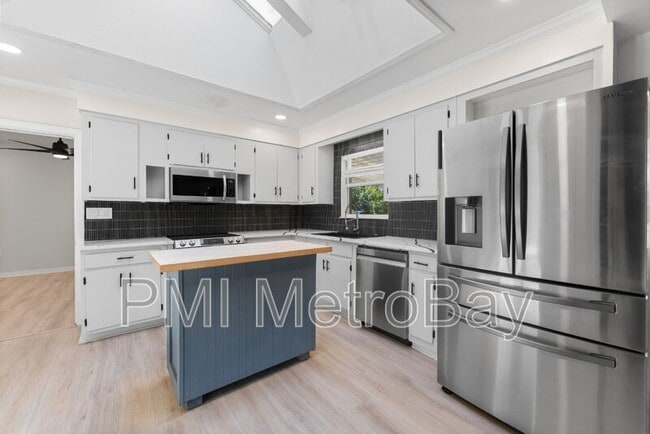 Building Photo - 4939 Woodland Dr