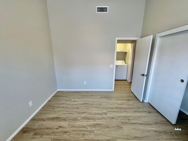 Building Photo - STUNNING 2 BEDROOM / 2 FULL BATH CONDO UNI...