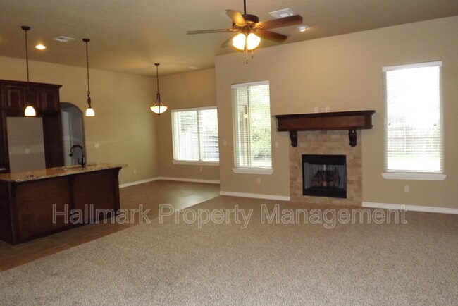 Building Photo - 613 S Silver Leaf Dr