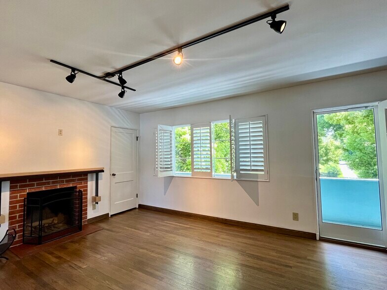 Cozy fireplace and private balcony - 5249 Village Grn