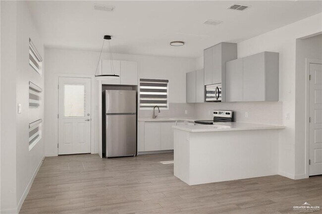 Building Photo - 312 W Campeche Ave