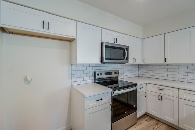 Building Photo - First floor fully updated unit!