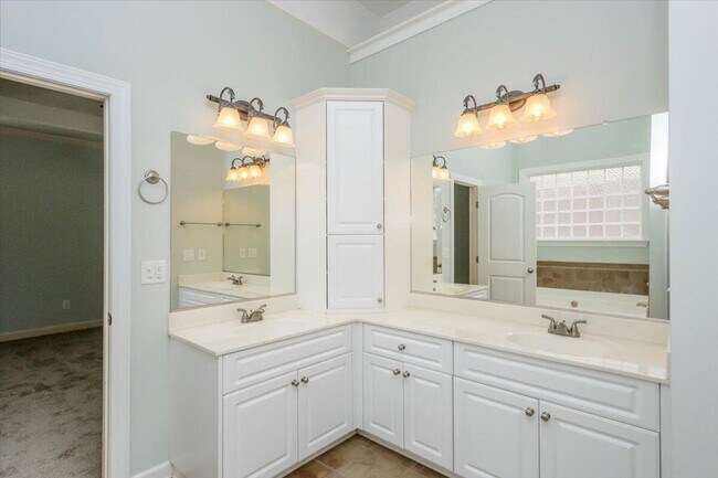 Building Photo - 1661 Jamestown Ave