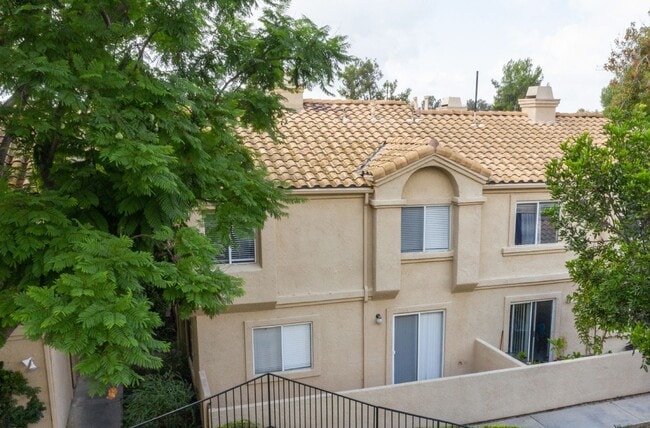Building Photo - Townhome in Lake Forest
