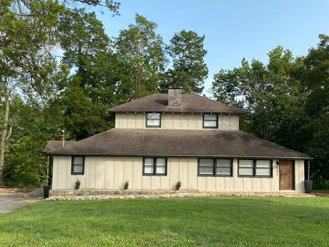 Building Photo - 821 Mcfarland Ln