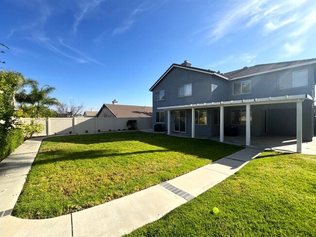 Building Photo - 5 bed, 3 bath located in Corona CA!