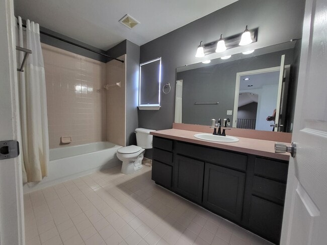 Building Photo - 7851 Thornhill Dr