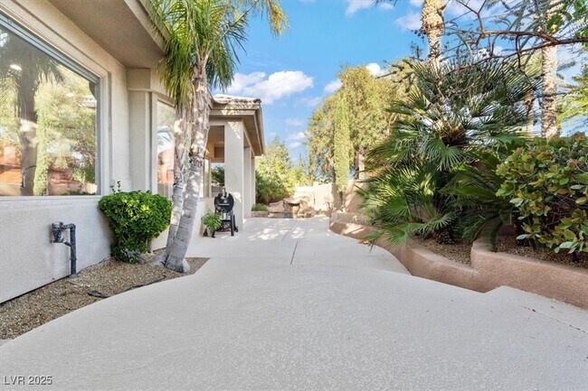 Building Photo - 10013 Alegria Dr