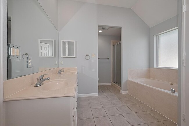 Building Photo - 9631 Highland Pointe Dr
