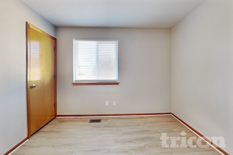 Building Photo - 446 W 116th Pl