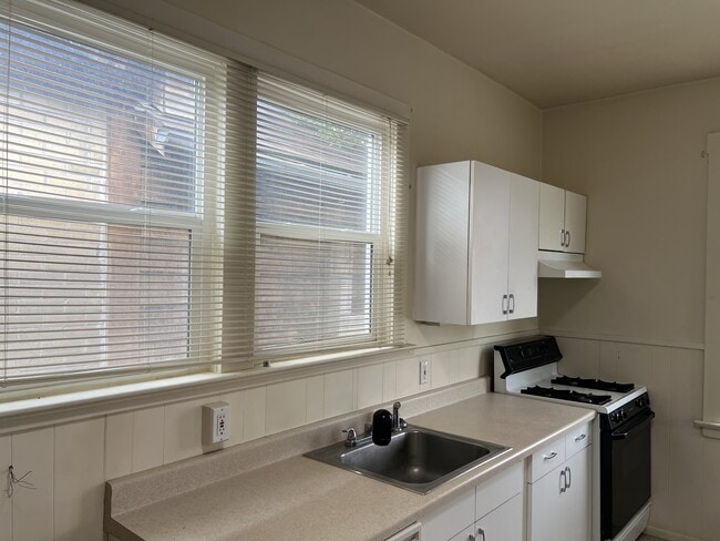 Building Photo - 570 Silver St