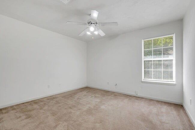 Building Photo - 3214 Skyview Dr