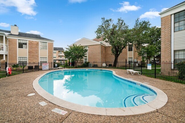 Building Photo - 2750 Holly Hall St