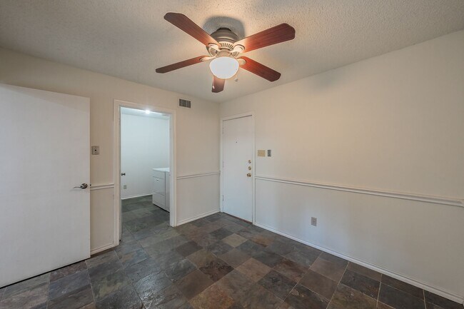 Building Photo - Amazing Townhome