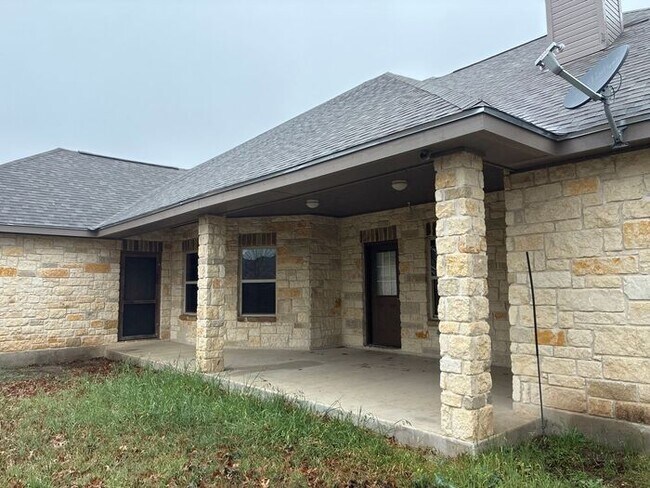 Building Photo - 5BR/3BA w/ Fenced Yard + Covered Parking in Seguin, TX