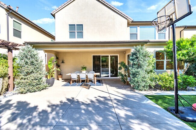 Building Photo - Light and bright 4 bedroom 3 bath beauty i...