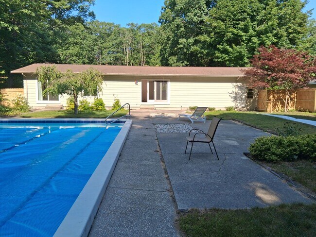 Building Photo - Beautiful 3-Bedroom Home with Pool on Lakeshore Drive