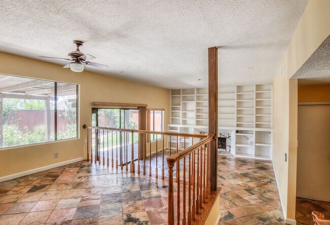 Building Photo - 4546 E Blue Jay Ave