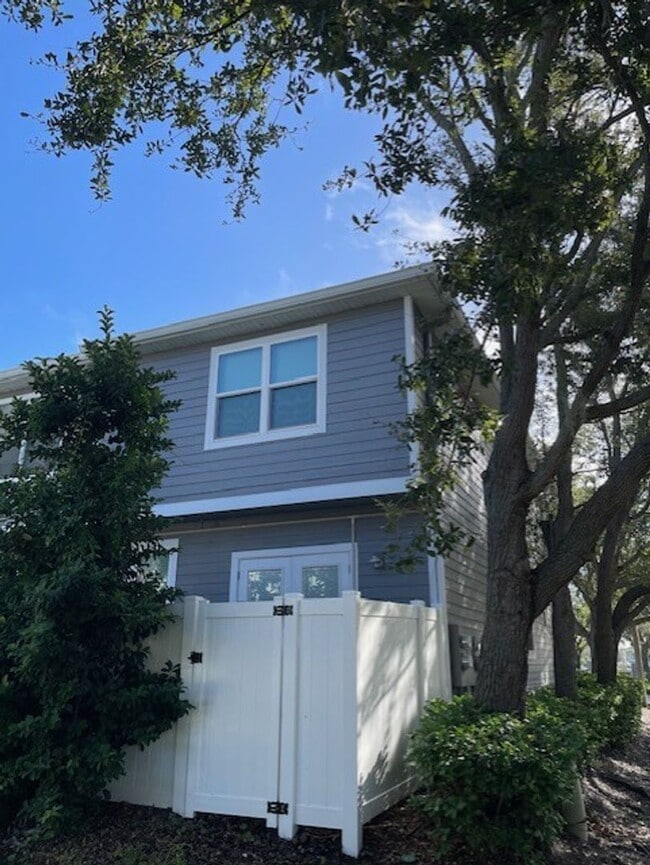 Building Photo - 2 Bedroom 2 1/2 Bath Townhouse in ST, next to MacDill Air Force Base