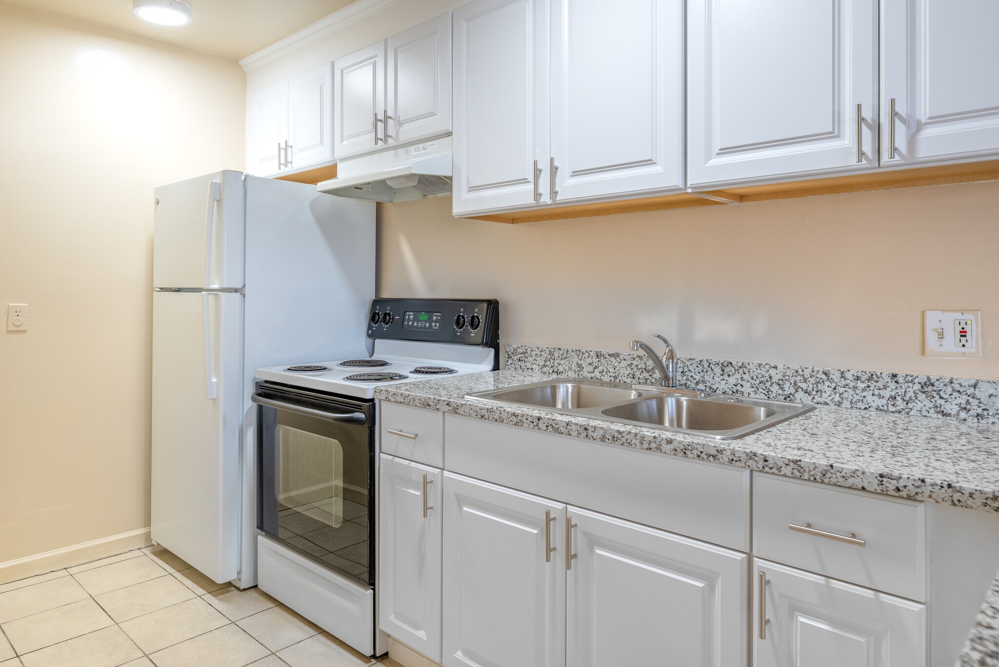 Building Photo - 4041 Park Center Ln