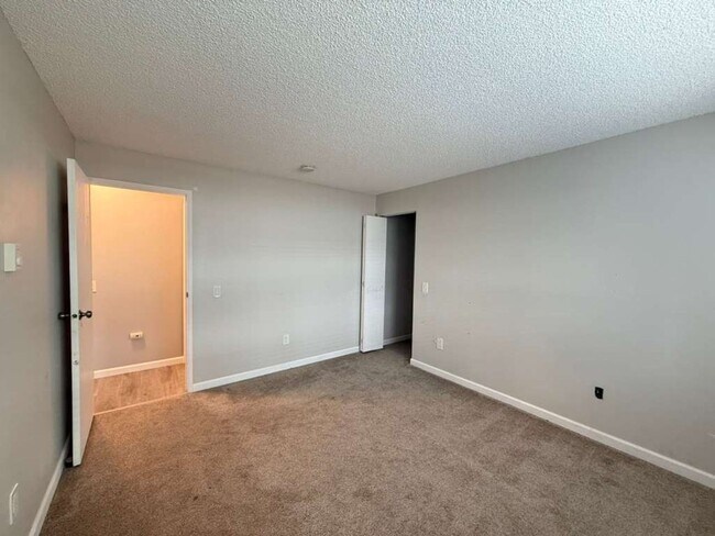 Building Photo - 3 Bedroom 2 Bathroom Plus Parking and Storage!