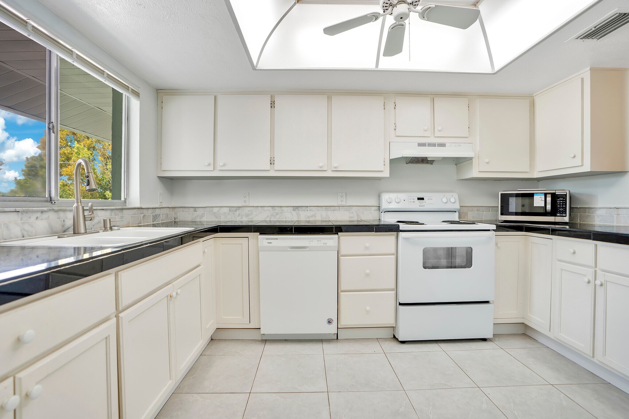 Building Photo - 203 SE 15th Pl