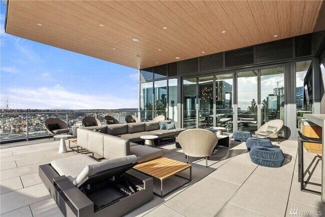 Building Photo - Luxurious 2 bed/ 2 bath unit conveniently ...