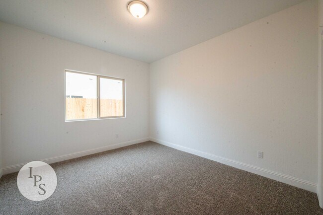 Building Photo - 352 N Millard Ave
