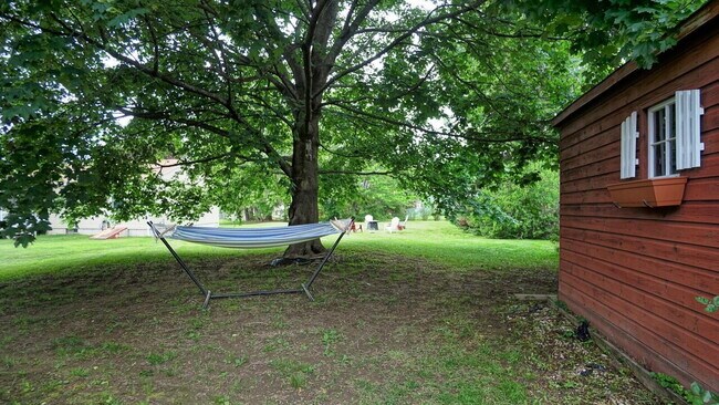 Building Photo - 3 bed, 2 bath house with solar panels! FRE...