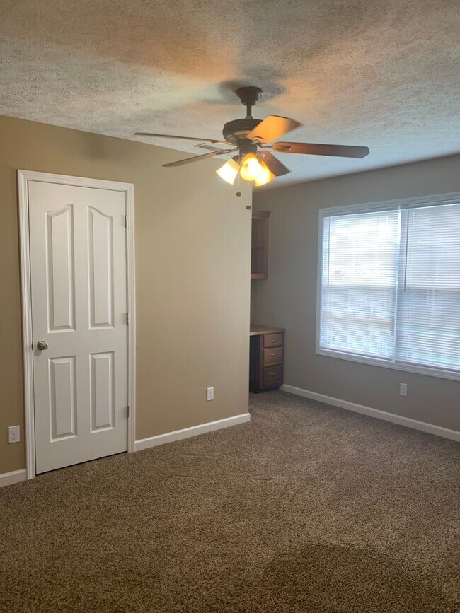 Building Photo - COMING SOON...3 Bedroom in GREAT LOCATION in the Center of Town!