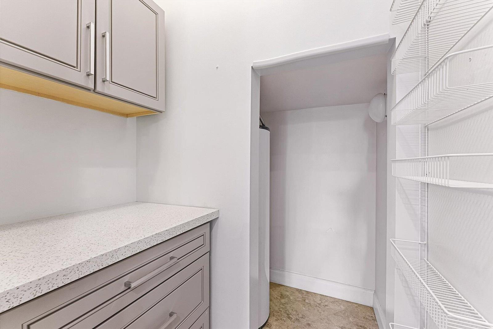 Building Photo - 6884 Julia Gardens Dr