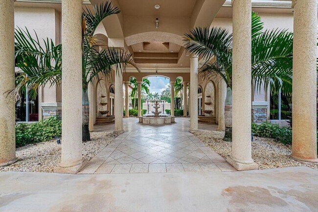 Building Photo - 10513 Versailles Blvd