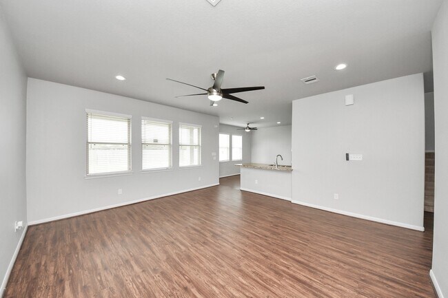 Building Photo - 2931 Palm Oaks Trail