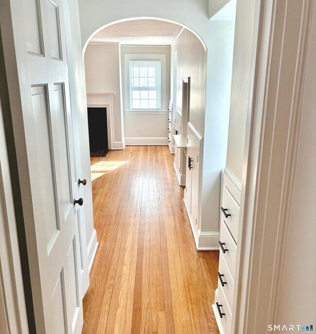 Building Photo - 302 Quaker Ln N