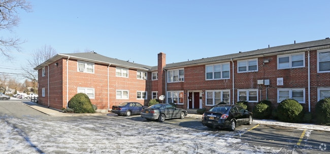 Building Photo - 231 W Merrick Rd