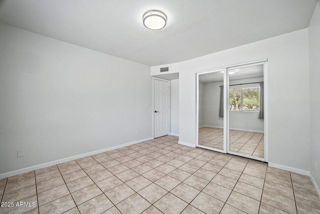 Building Photo - 6039 E Skinner Dr