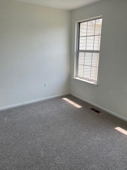 Building Photo - 647 Croft Dr