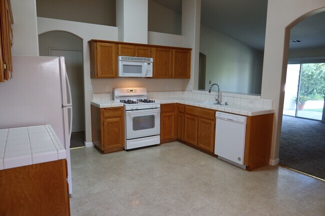 Building Photo - 10100 Grand View Summit Dr