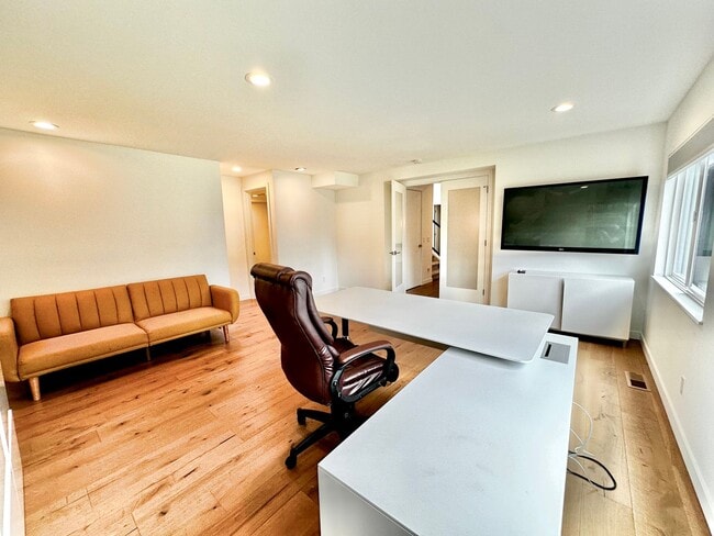 Building Photo - 6 BR / 4 BA – 4,100 SQ FT with Patio, Full...