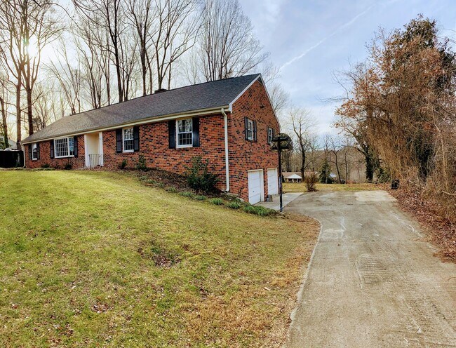 Building Photo - 3 Bedroom Home in Lynchburg