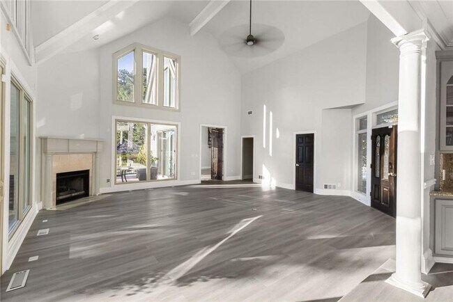 Building Photo - 2910 Emerald Dr