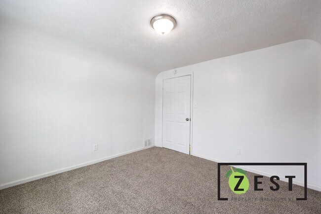 Building Photo - OPEN HOUSE- 12/23! 4PM-4:30PM! Beautiful 3 BED 1 BATH!