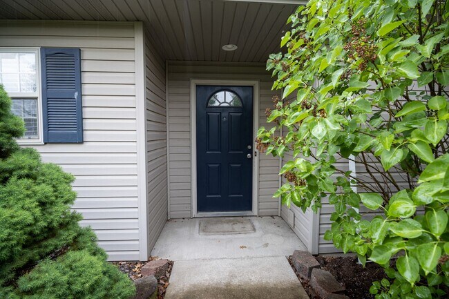 Building Photo - Stunning 3Bed/2BA Home with Dual Living Spaces/Garage