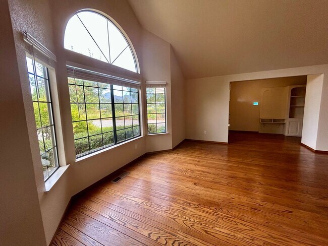 Building Photo - 8280 Oakmont Dr