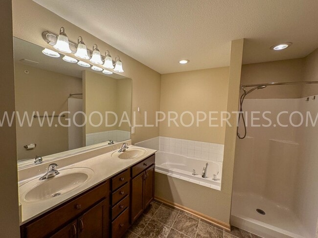 Building Photo - 3BR End-Unit Townhome in West Des Moines | Waukee Schools